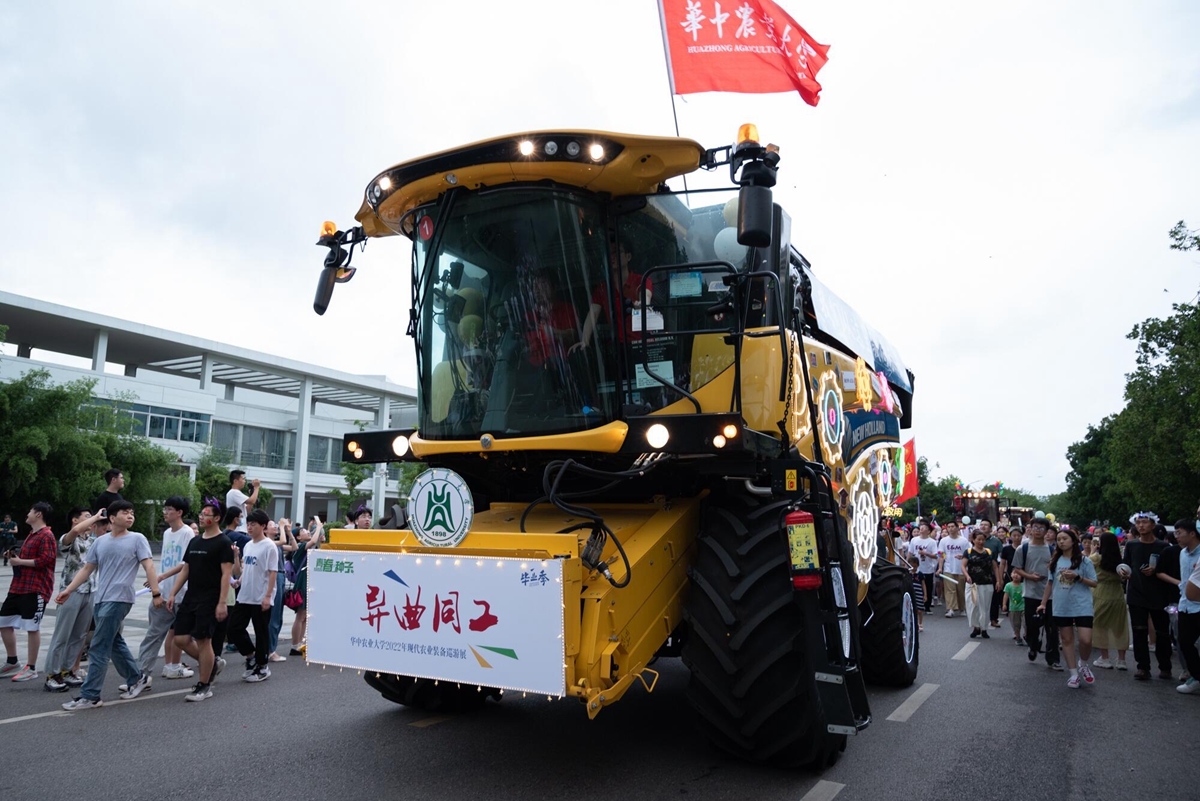 云顶赌场
装扮的“大黄蜂”收割机(学通社记者 吴采睿 摄)